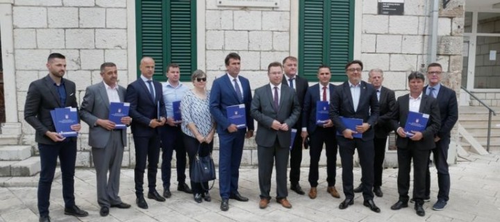 Općini Lovreć 650.000kn za sanaciju nerazvrstanih cesta